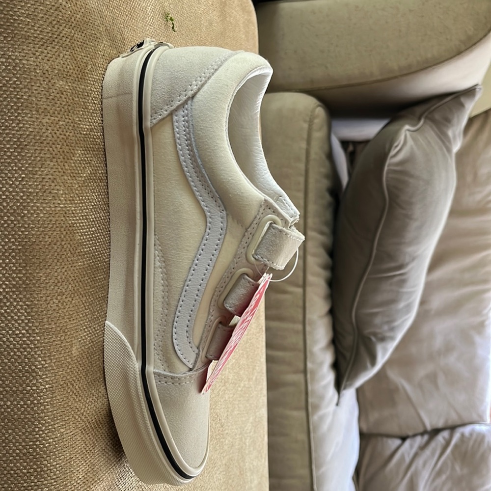 Brand new pair of old skool V vans sneakers. Tags still on, never worn.